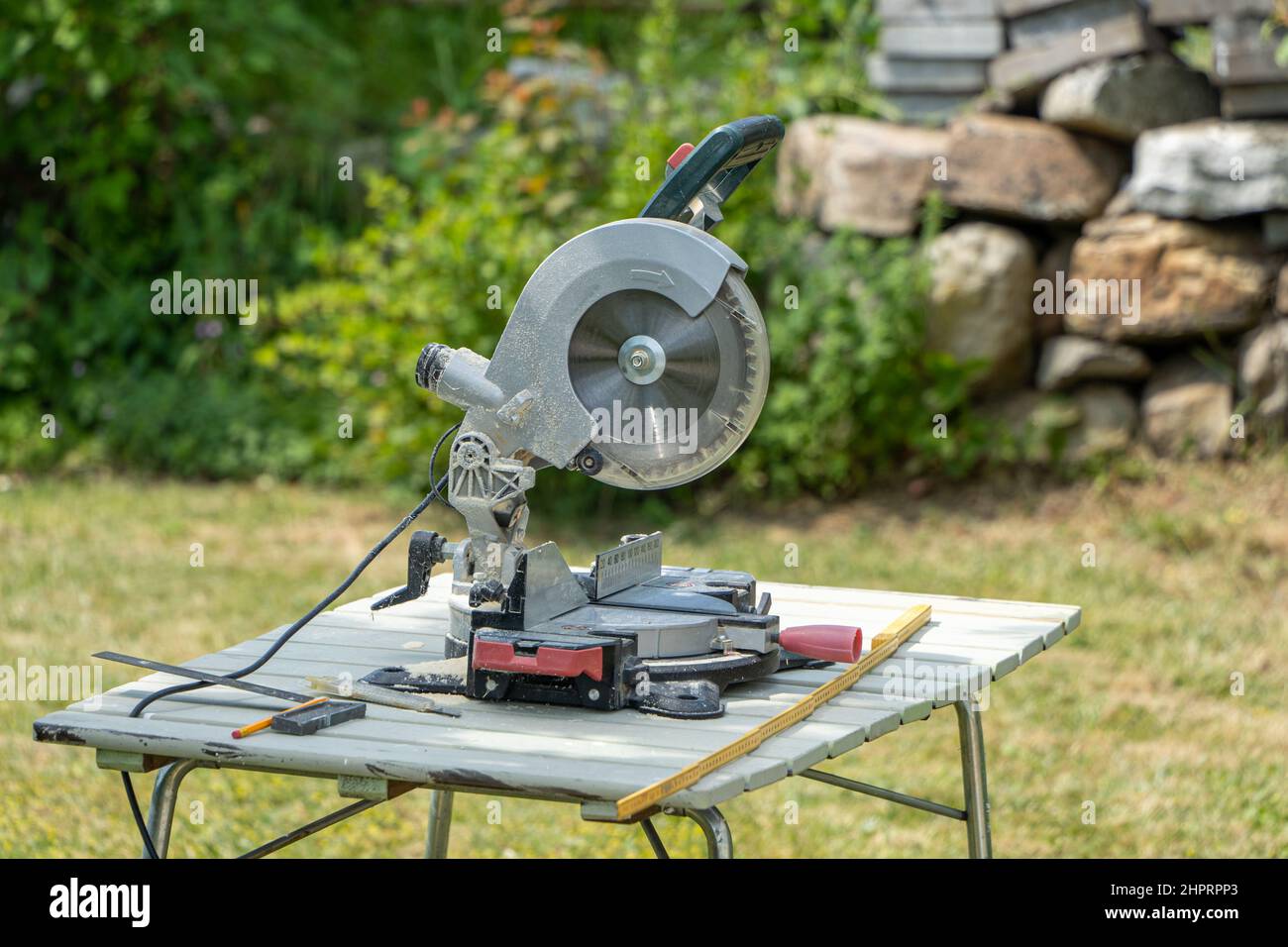 Imagen de sierra circular eléctrica y otras herramientas de construcción en  la mesa de madera Fotografía de stock - Alamy