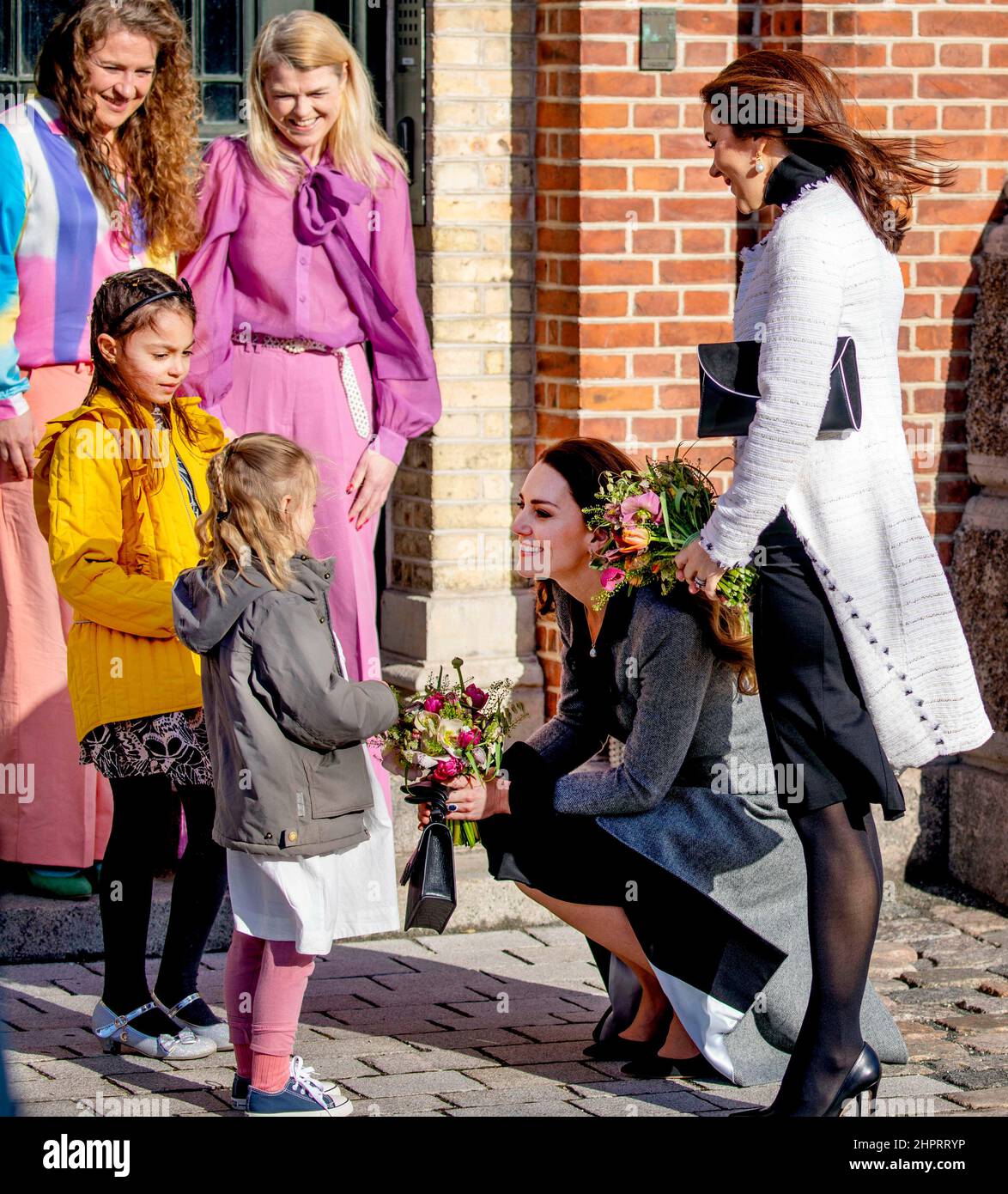 La princesa de la Corona María de Dinamarca y la princesa Catalina, duquesa de Cambridge, llegan al Danner Crisis Center en Copenhague, el 23 de febrero de 2022, para una visita en la última de una visita oficial de 2 días a Dinamarca para promover su trabajo en la educación de la primera infancia Foto: Albert Nieboer/Países Bajos OUT/Point de Vue OUT Foto de stock