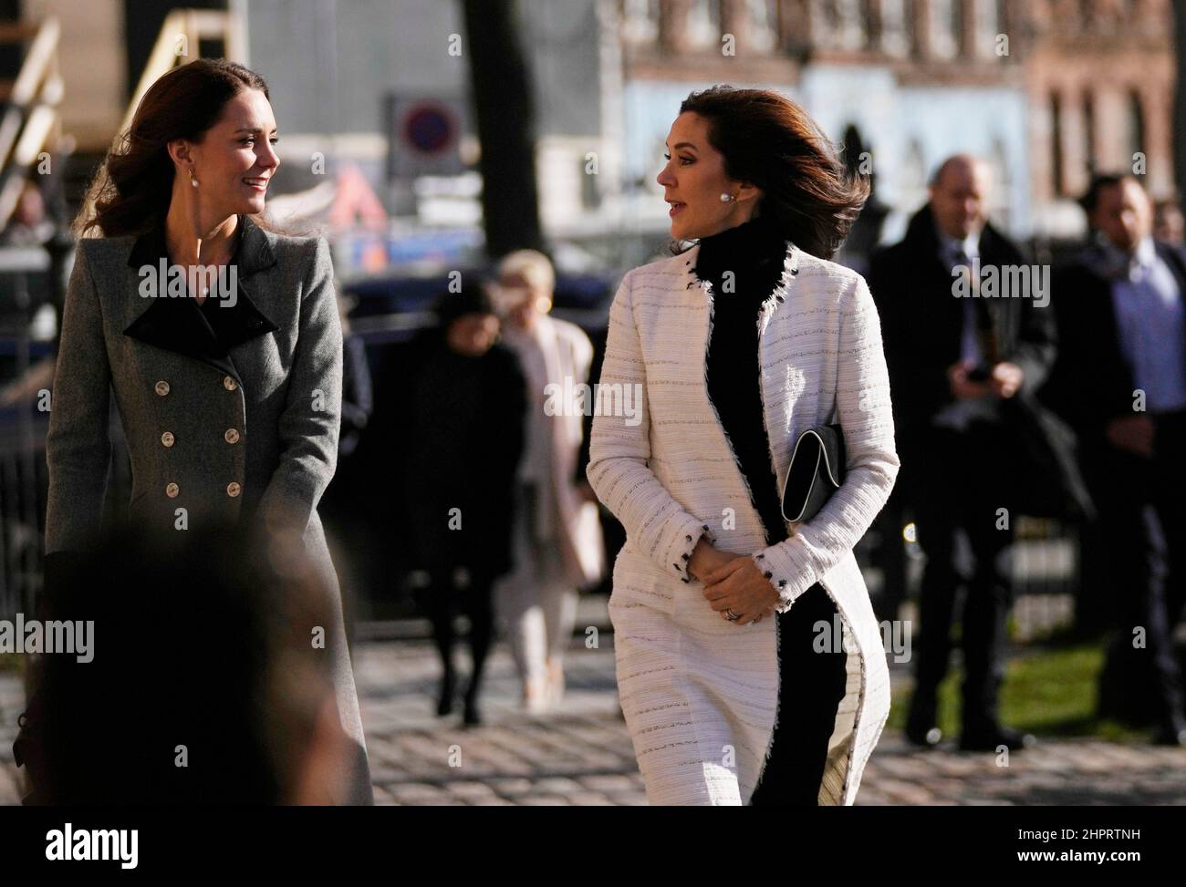 La duquesa de Cambridge (izquierda) y la princesa de la Corona María de Dinamarca (derecha) durante una visita al Danner Crisis Center en Copenhague, Dinamarca, el segundo día de una visita de trabajo de dos días con el Royal Foundation Center for Early Childhood. Fecha de la foto: Miércoles 23 de febrero de 2022. Foto de stock