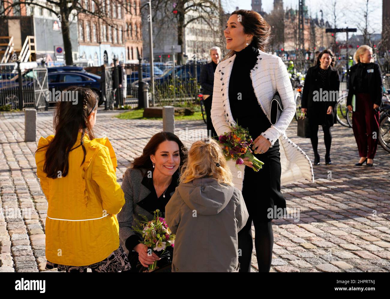 La duquesa de Cambridge (izquierda) y la princesa de la Corona María de Dinamarca durante una visita al Danner Crisis Center en Copenhague, Dinamarca, el segundo día de una visita de trabajo de dos días con el Royal Foundation Center for Early Childhood. Fecha de la foto: Miércoles 23 de febrero de 2022. Foto de stock