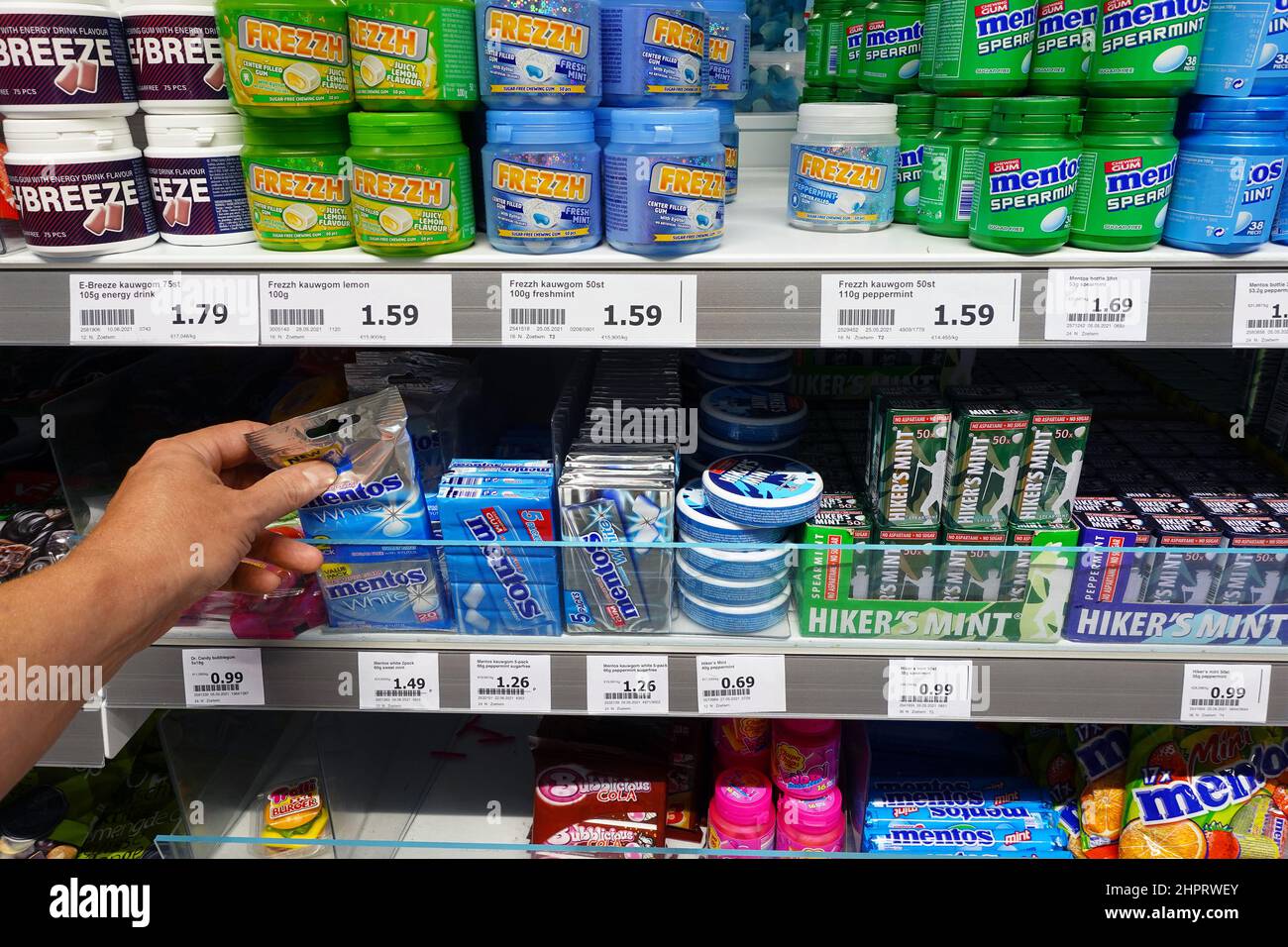 gama de caramelos de palo mentos en el estante Foto de stock