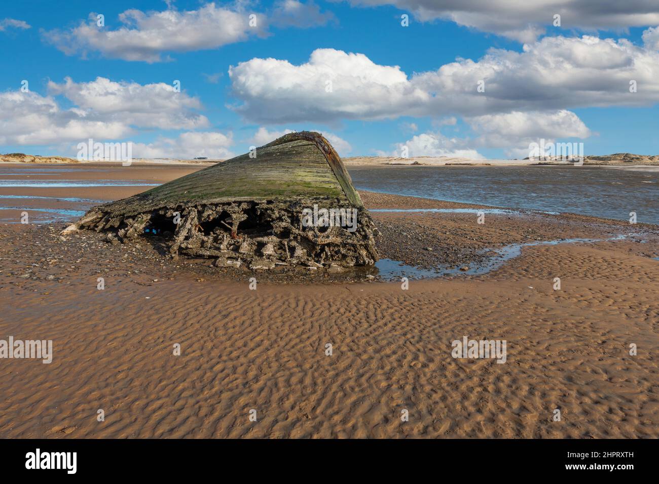 Un antiguo naufragio en la playa en el pueblo costero de Newburgh, Aberdeenshire, Escocia, visto en marea baja Foto de stock