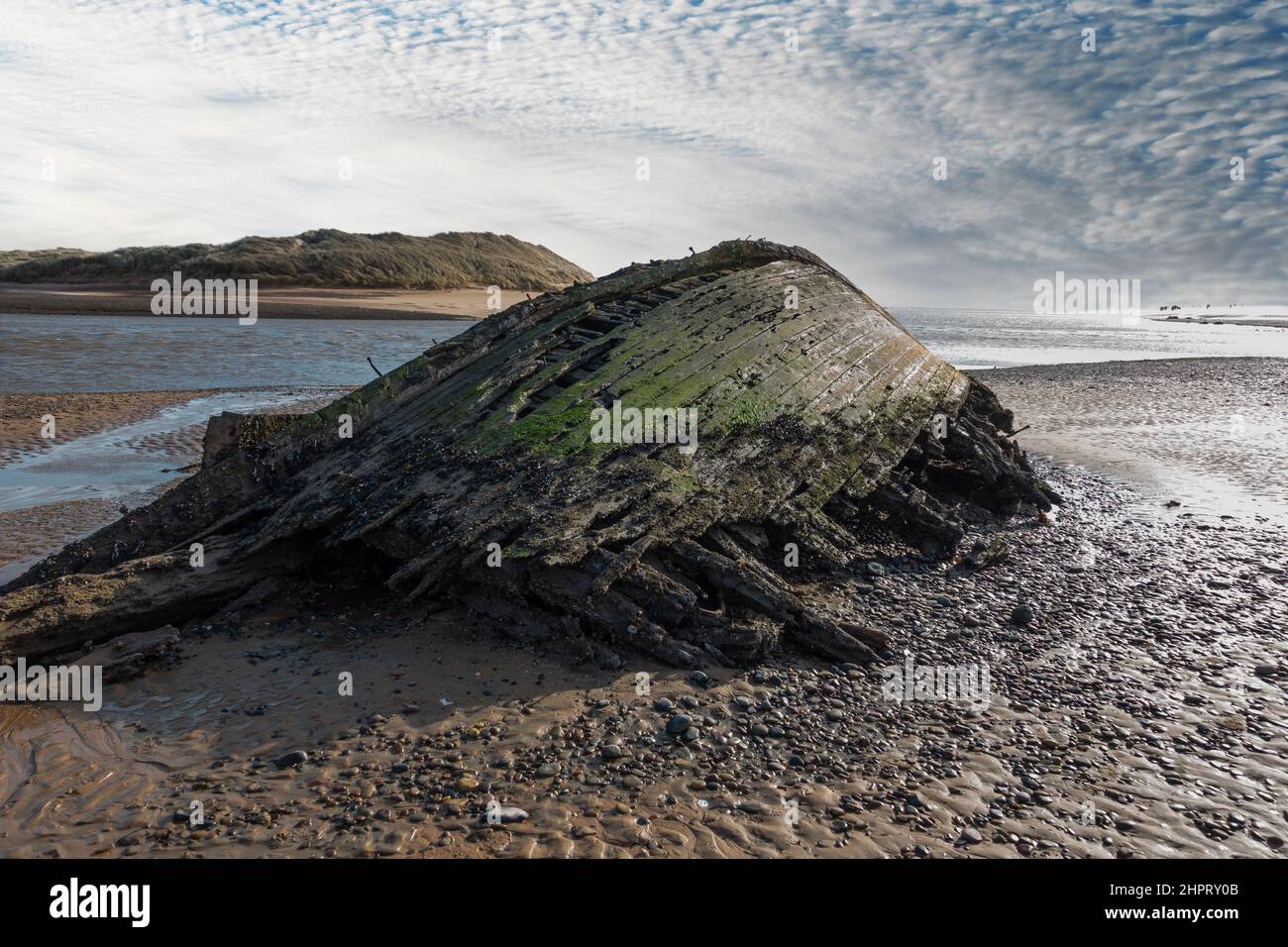 Un antiguo naufragio en la playa en el pueblo costero de Newburgh, Aberdeenshire, Escocia, visto en marea baja Foto de stock
