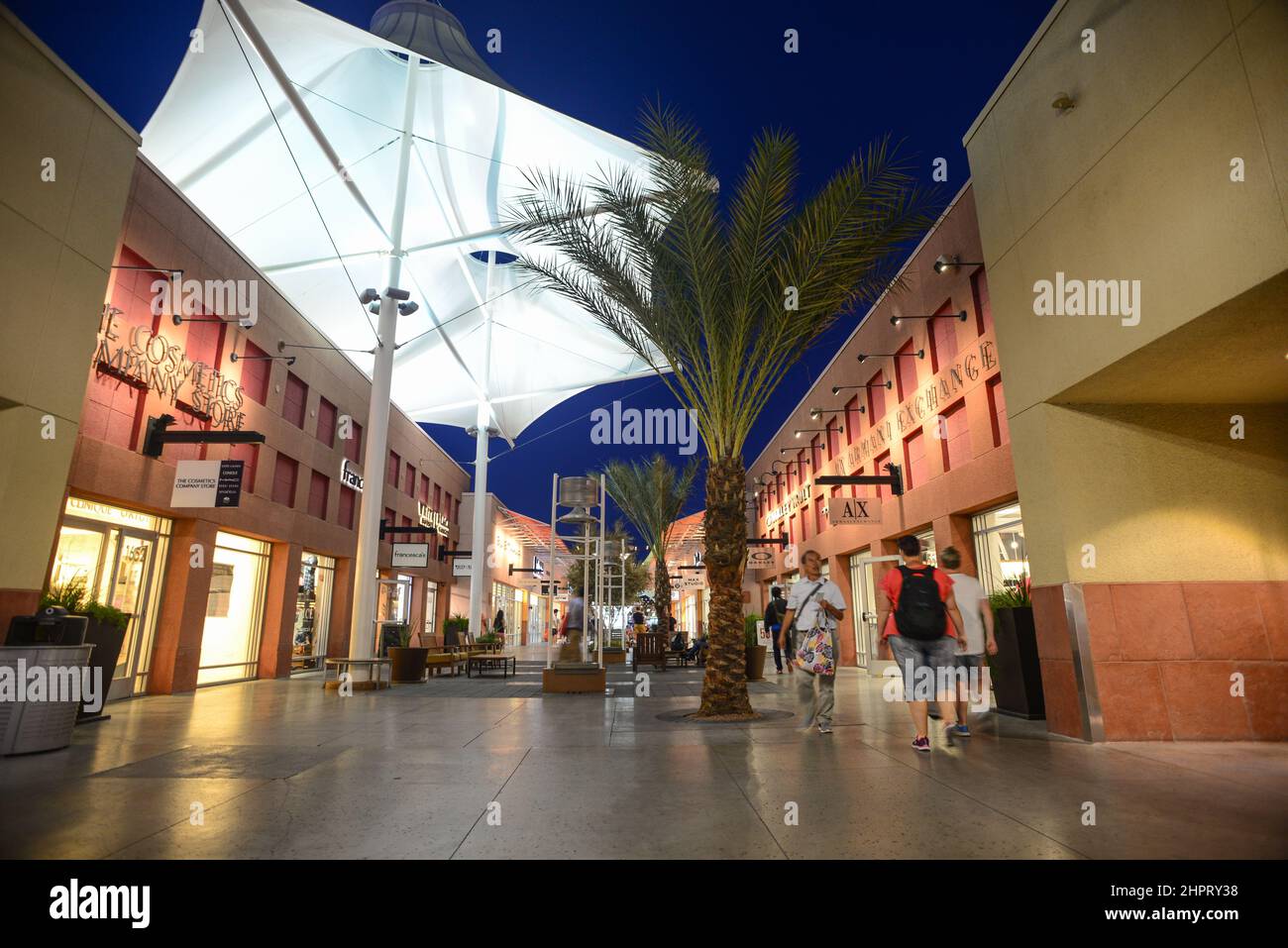 Las Vegas Premium Outlets North es un centro comercial de 540.000 pies  cuadrados ubicado cerca del centro de Las Vegas Fotografía de stock - Alamy