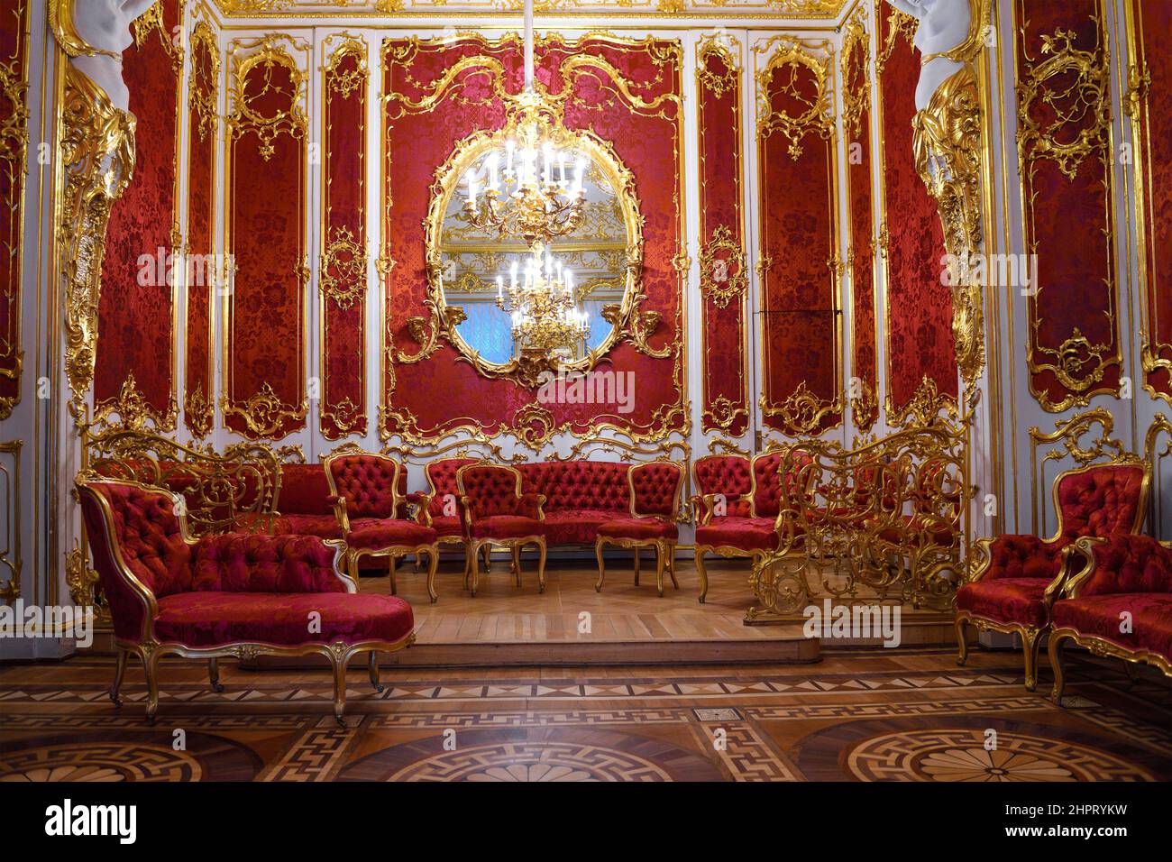 SAN PETERSBURGO, RUSIA - 17 DE FEBRERO de 2022: Interior del boudo de la emperatriz rusa Maria Alexandrovna (esposa del emperador Alejandro II) Foto de stock