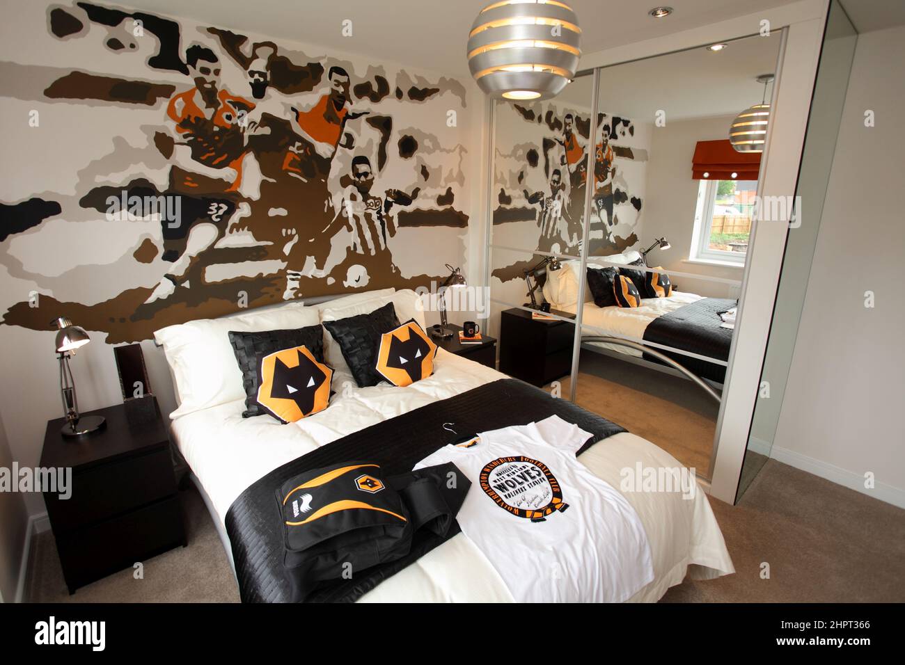 Dormitorio temático Wolverhampton Wanderers, dormitorio para niños, dormitorio para niños, mural de fútbol, cama doble. Foto de stock