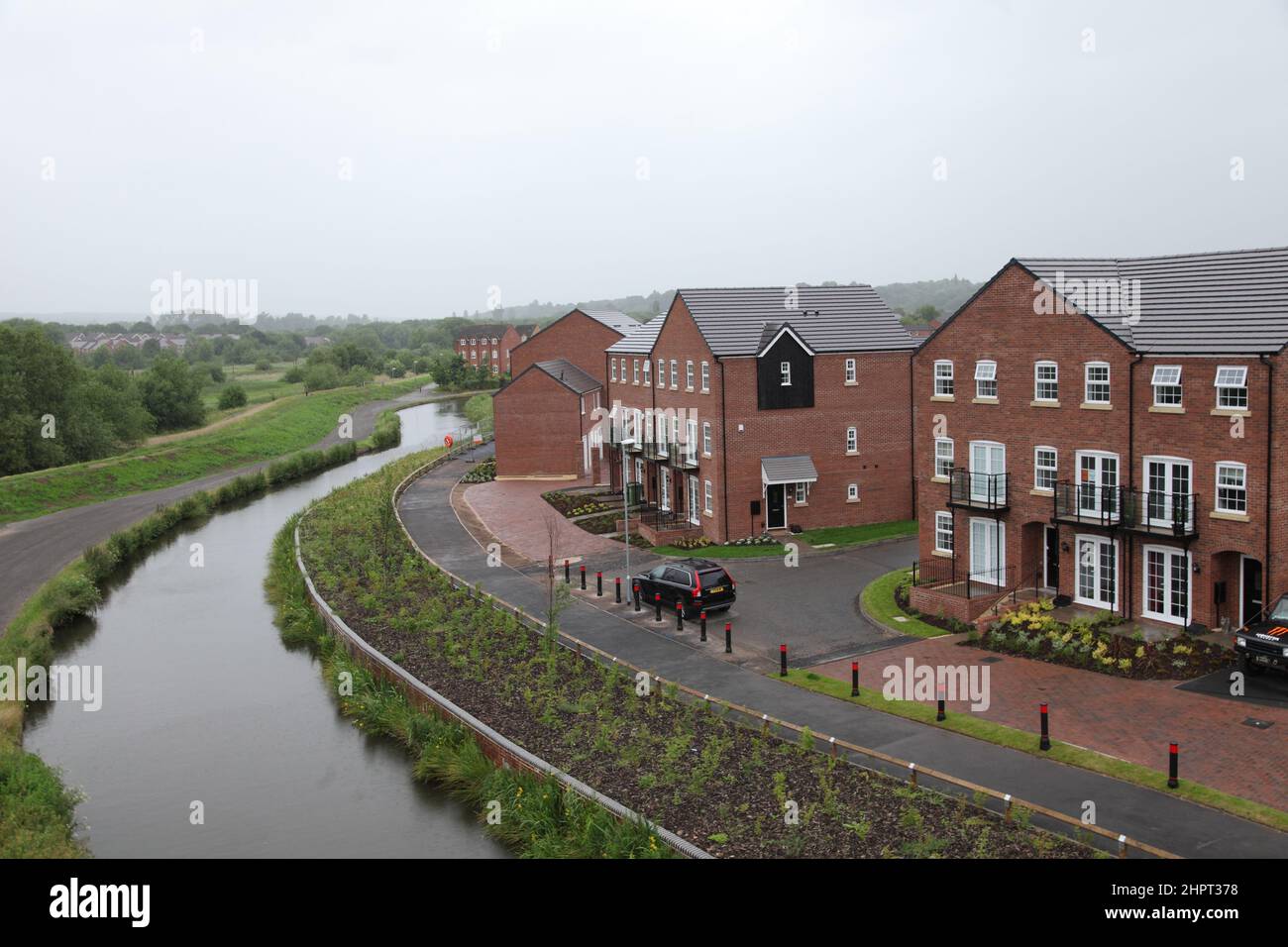 Desarrollo de viviendas modernas al lado de un canal, West Midlands, Inglaterra, Reino Unido Foto de stock