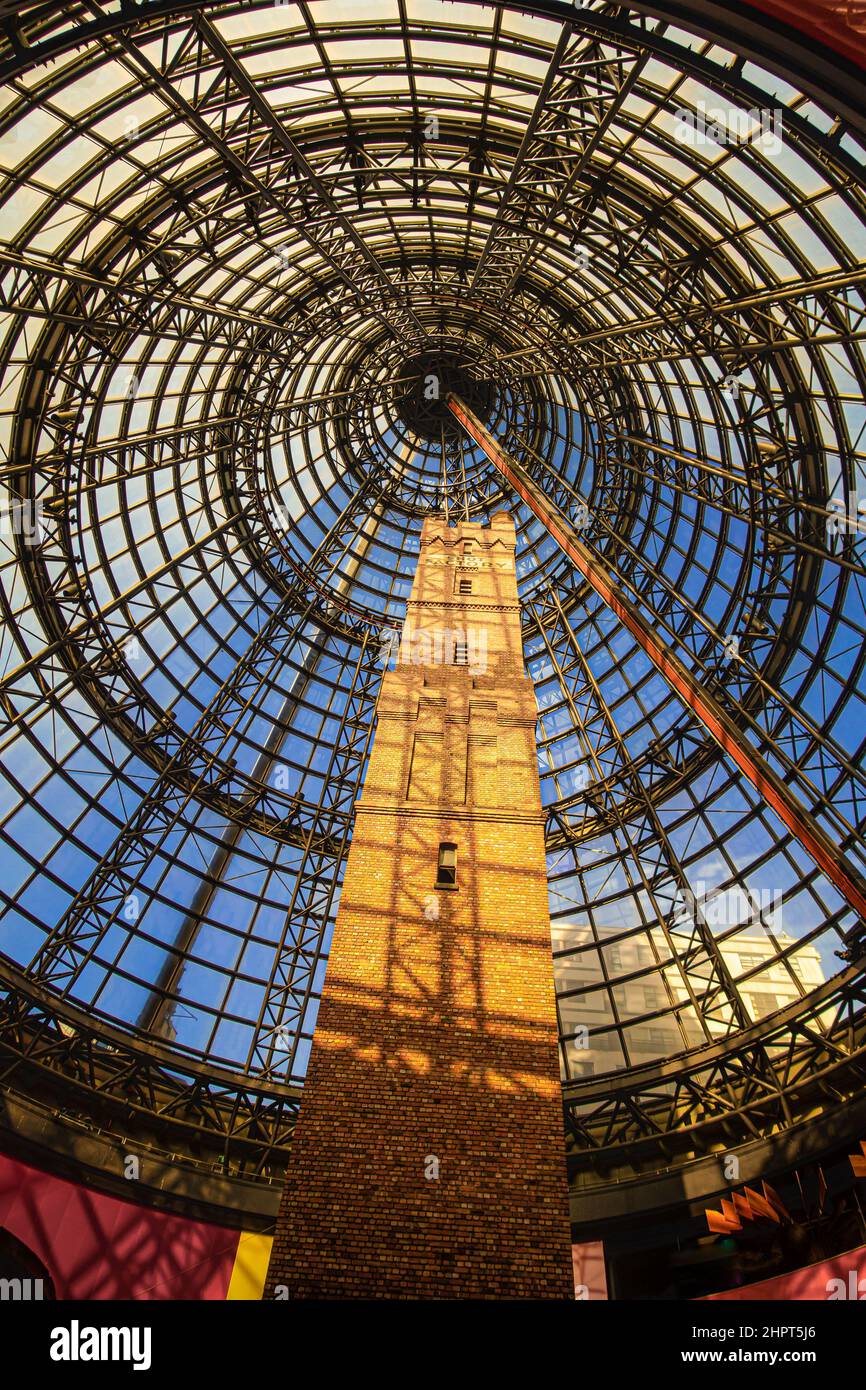 Melbourne, Victoria, Australia - Centro comercial Melbourne Central junto a Kisho Kurokawa - Coop's Shot Tower y cúpula de cristal Foto de stock