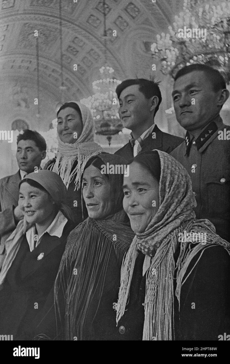 Foto vintage de los diputados al Soviet Supremo en el Kremlin. Moscú. URSS (Unión de Repúblicas Socialistas Soviéticas). 1930-1940 Foto de stock
