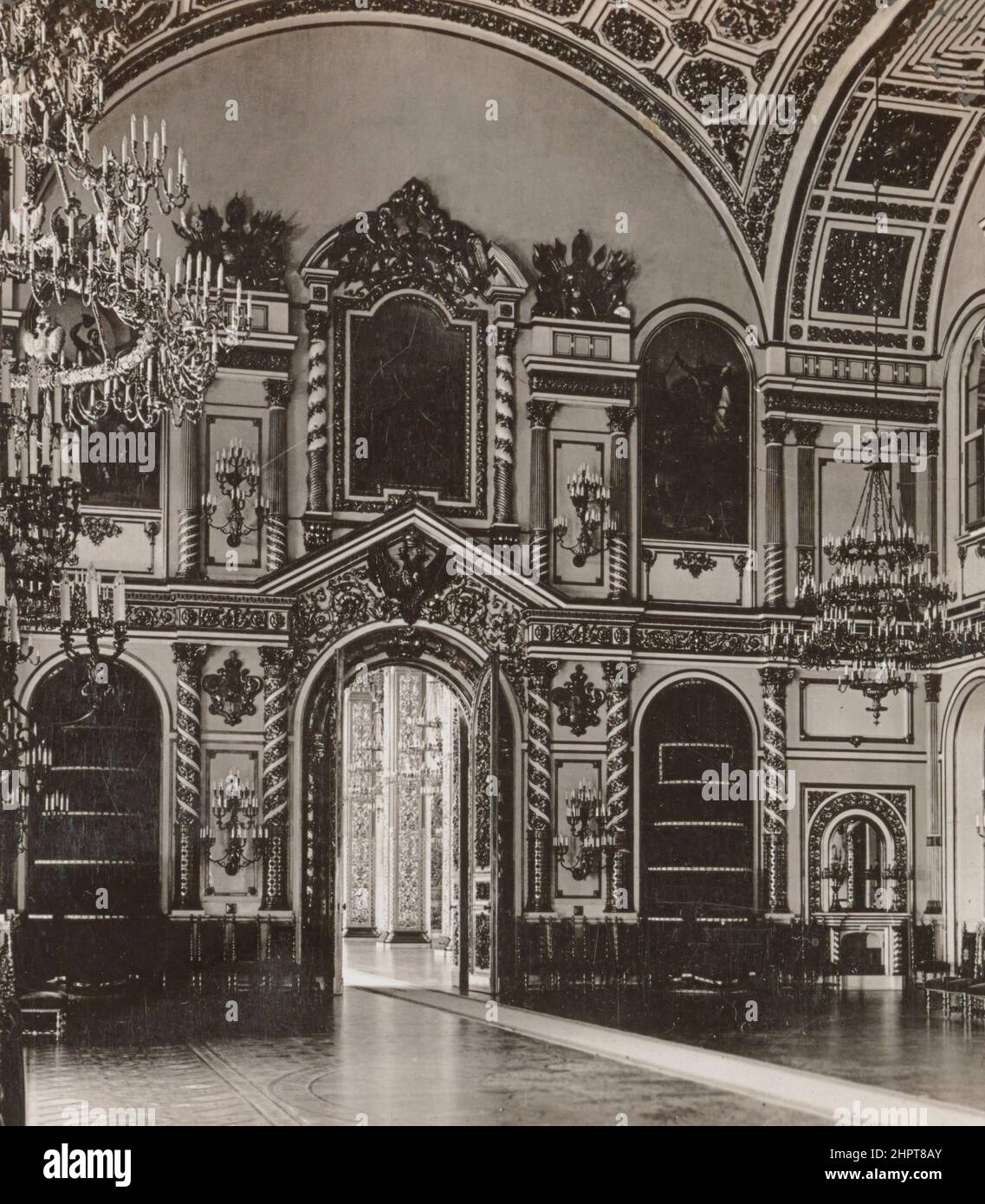 Foto vintage del salón de Alexander (el Salón de la Orden de San Alejandro Nevsky) en el Kremlin de Moscú. Imperio ruso. 1900s La Sala de la Orden de S Foto de stock