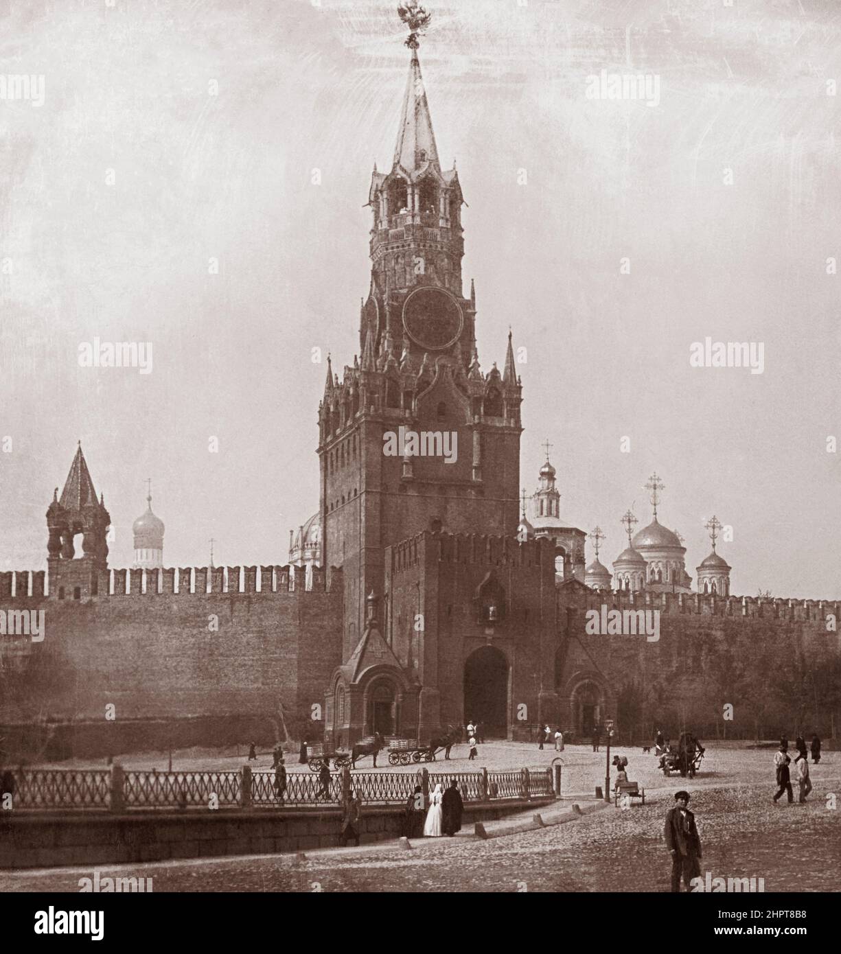 Foto vintage de la Torre Spasskaya en el Kremlin de Moscú (con capillas del 'Gran Ángel del Consejo' y 'Revelación del Gran Consejo'). Imperio ruso. 1905 th Foto de stock