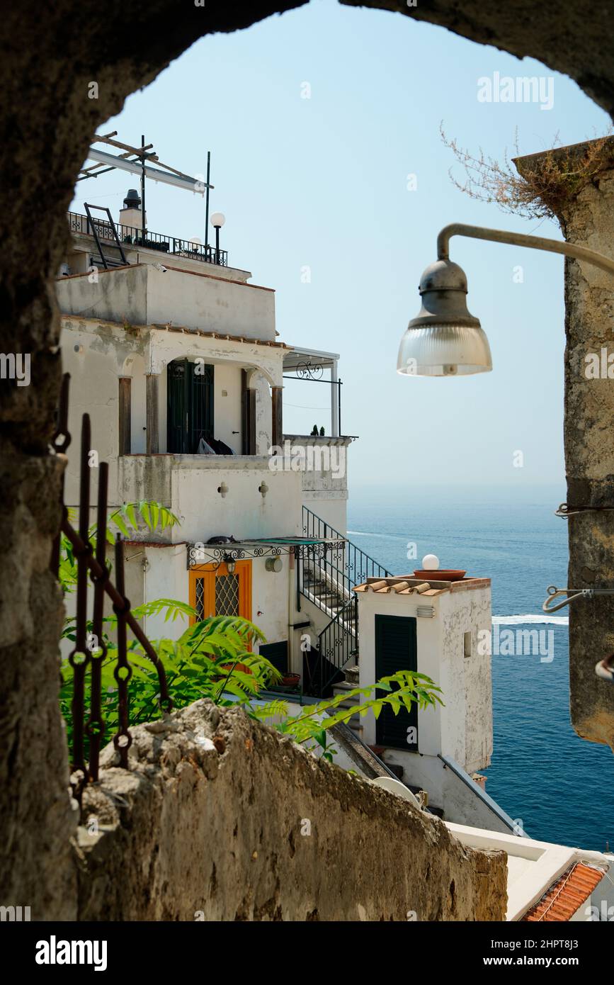 Callejón al mar, Amalfi, Campania, Italia, Europa Foto de stock