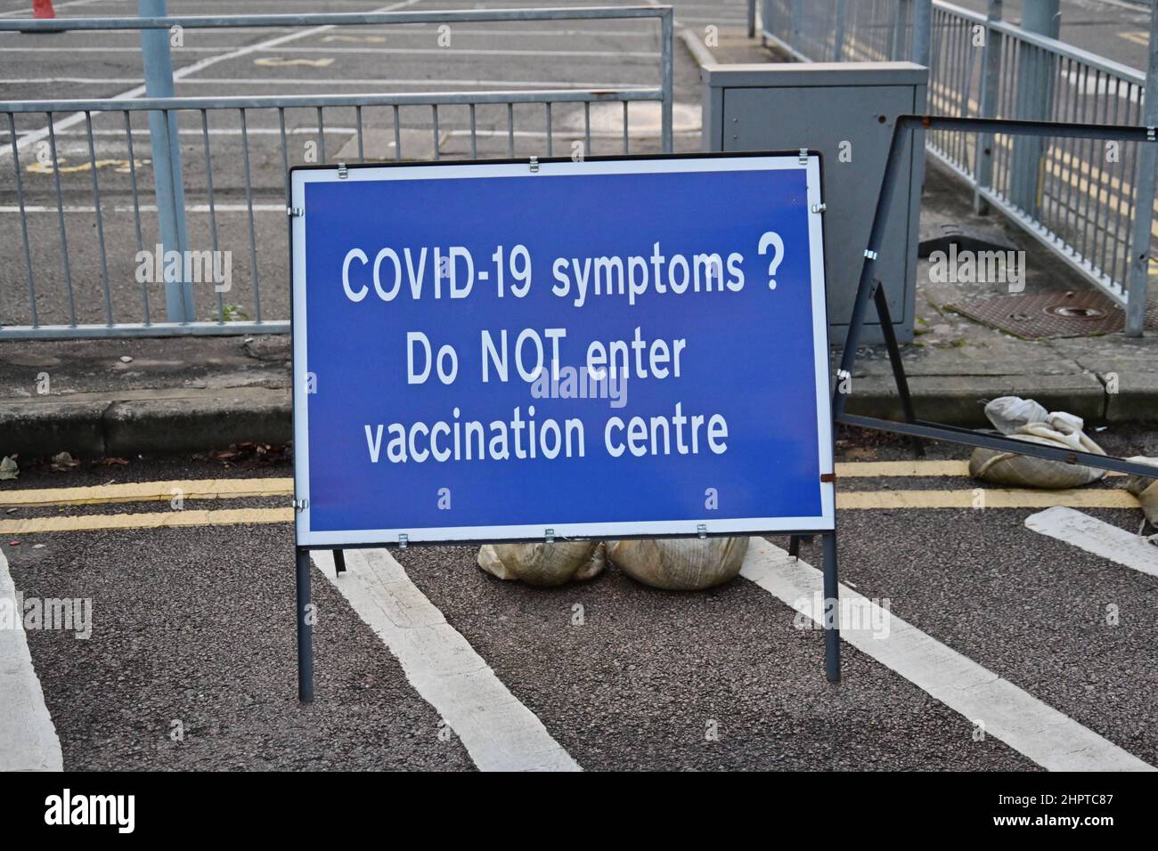 Los síntomas de Covid-19 no entran en el centro de vacunación Foto de stock