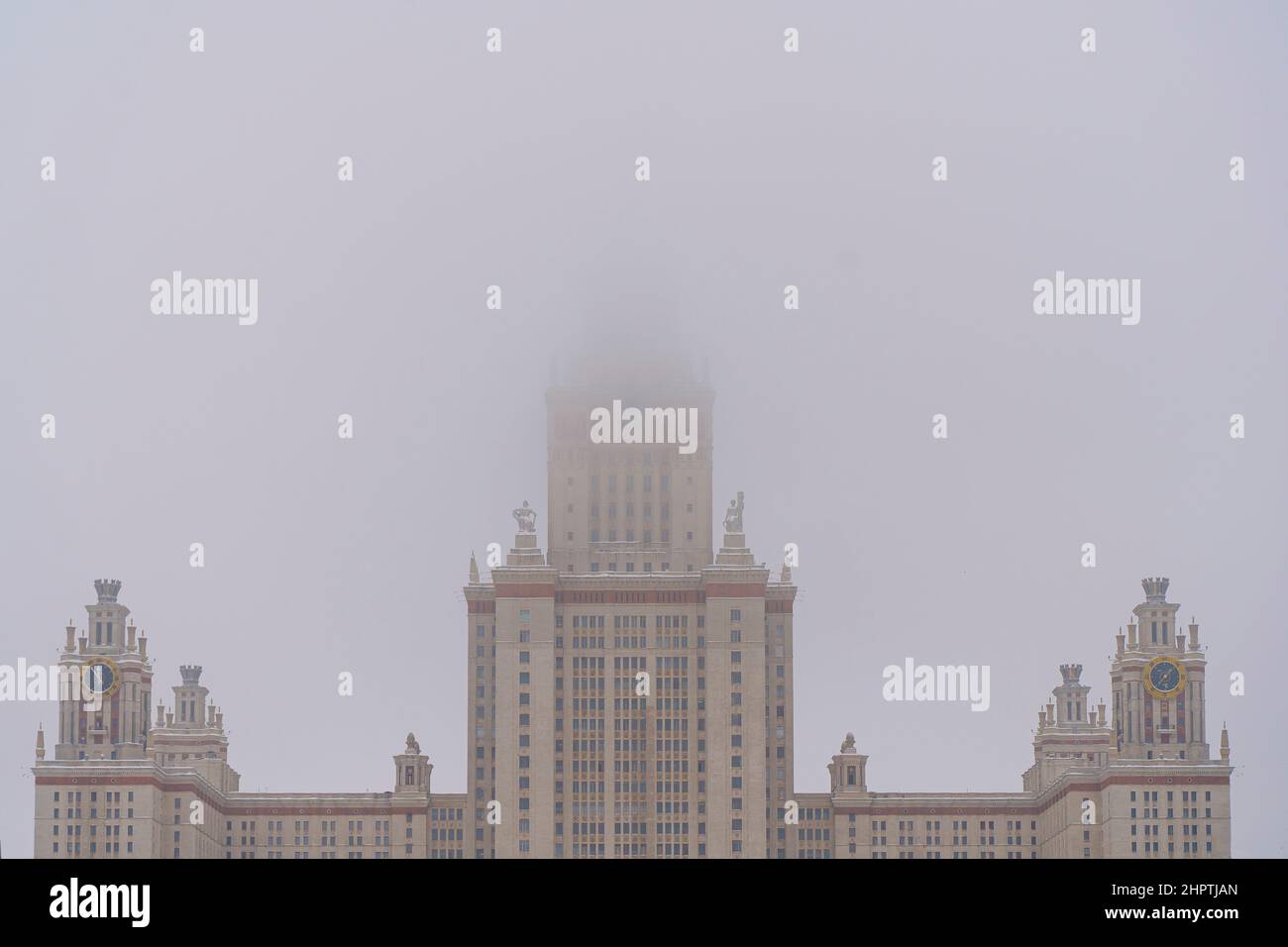 La Universidad Estatal de Moscú Lomonosov en invierno. Educación en Rusia, arquitectura estalinista, concepto estilo imperio soviético. Fotografías de alta calidad Foto de stock