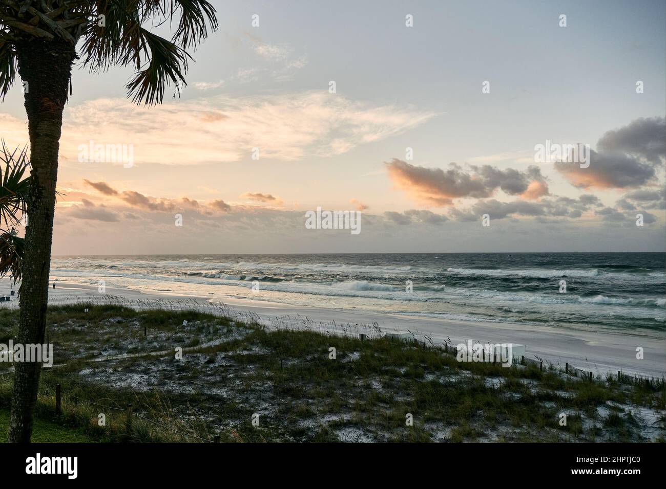 Moody sunrise en el Golfo de México en el panhandle de Florida conocido como la Costa Esmeralda cerca de Destin Florida, Estados Unidos. Foto de stock