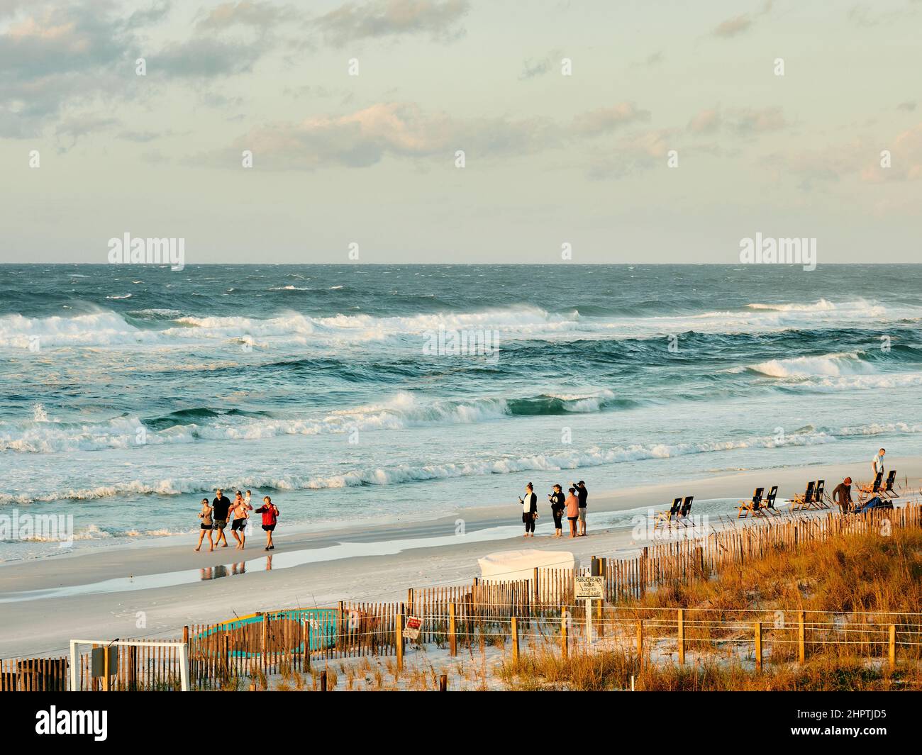 La gente y las familias disfrutan de la playa de arena blanca y las playas de Florida Panhandle, Golfo de México, en Destin Florida, Estados Unidos. Foto de stock