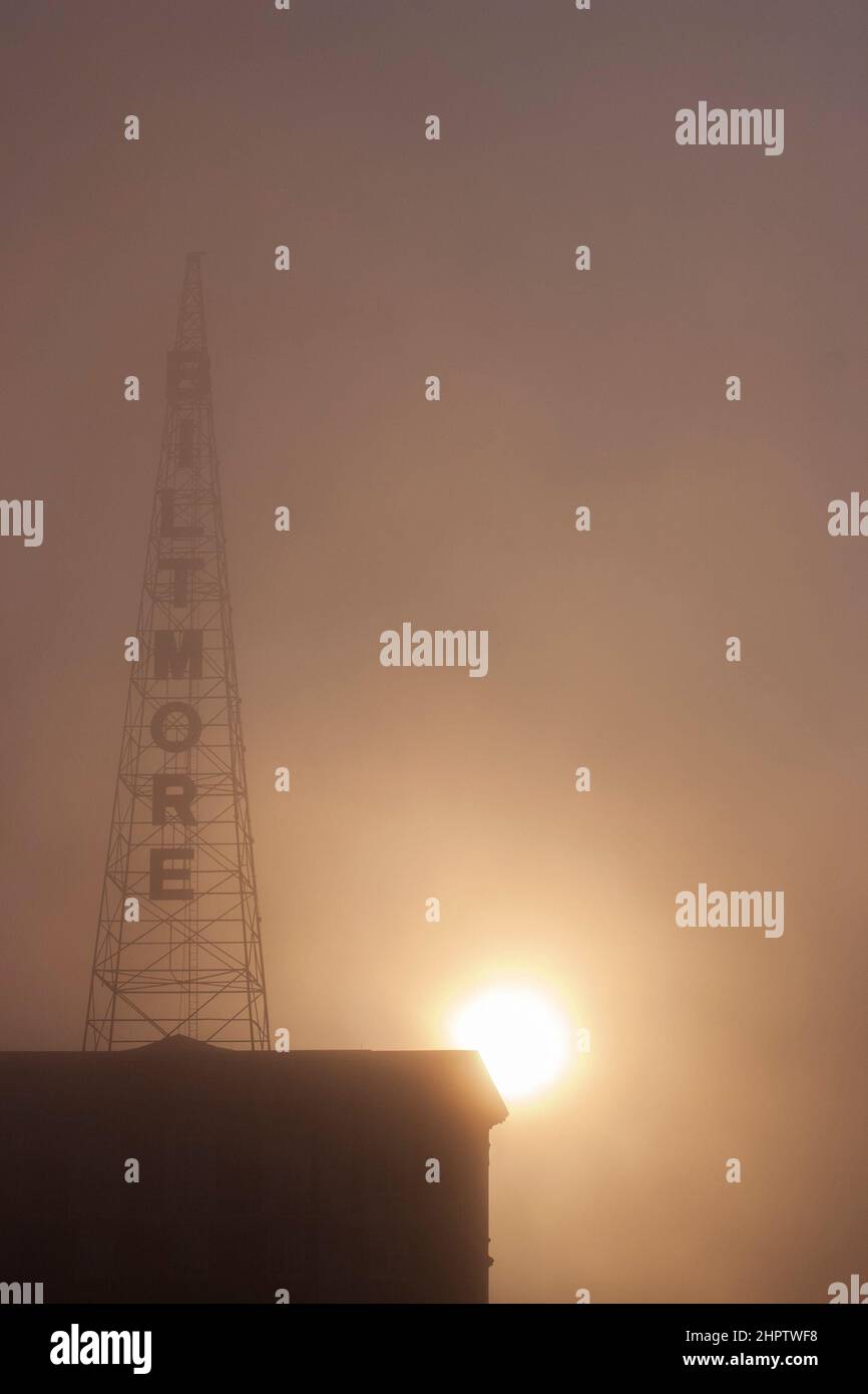 Biltmore Torre de transmisión WSB en la niebla: Una vista foggy temprano por la mañana de un extremo de la icónica e histórica torre original de transmisión de radio WSB situada en la parte superior de este histórico hotel de Atlanta, ahora propiedad del Instituto de Tecnología de Georgia. Foto de stock