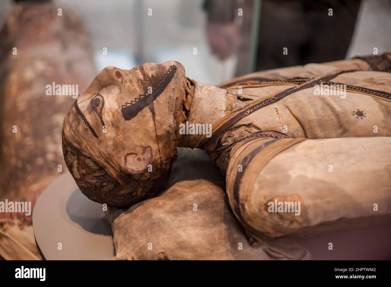 Cabeza pintada de una momia egipcia: Una momia egipcia antigua con el envoltorio de la superficie pintado para parecerse a la persona en su interior. Foto de stock