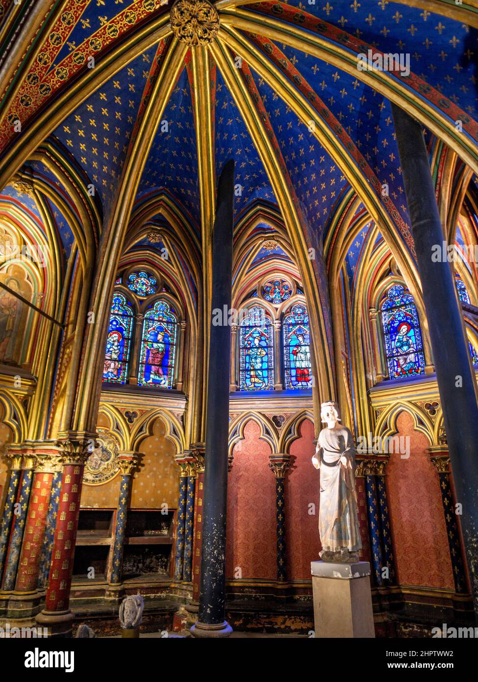 Estatua de San Luis en Sainte Chapelle: Extravagantes arcos dorados en un marco de techo azul profundo una estatua de la Estatua de San Luis IX en el frente de la planta baja de la famosa capilla. Foto de stock