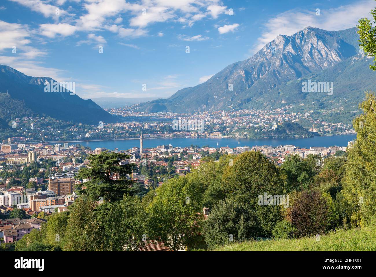 Lago Como y la ciudad de Lecco, italia Foto de stock