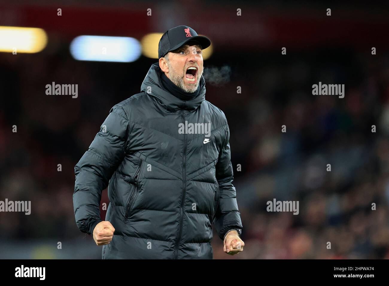 El gerente de Liverpool, Jurgen Klopp, se anima a los fans al final de la victoria de 6-0 Foto de stock