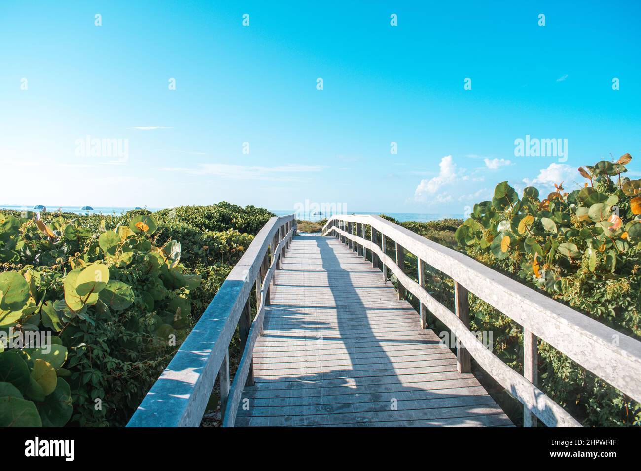 Foto de la pasarela de madera de Sanibel Island a la playa Foto de stock