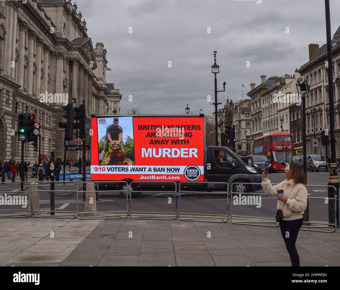 Londres, Reino Unido. 23rd de febrero de 2022. Una pantalla electrónica móvil con un mensaje de Campaign to Ban Trophy Hunting pasa por la Plaza del Parlamento. Crédito: Vuk Valcic/Alamy Live News Foto de stock