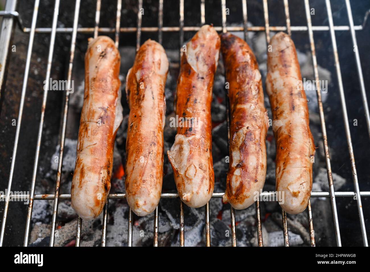 Salchichas, parrilla de carbón Fotografía de stock - Alamy