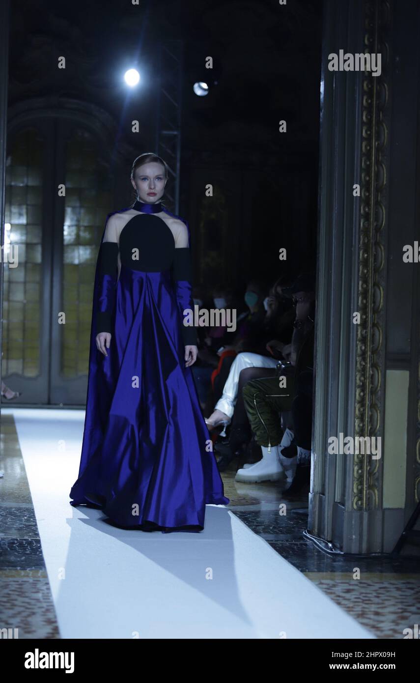 Milao, Italia. 23rd Feb, 2022. (INT) Fashion show para la colección otoño/invierno  2022 del estilista Vitor Zerbinato. 23 de febrero de 2022, Milán, Italia.  Desfile de moda para la colección otoño/invierno 2022