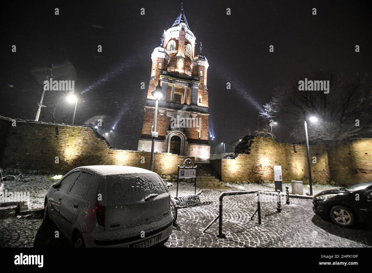 Nieve cayendo en la Torre Gardoš (o Torre del Milenio, también conocida como Kula Sibinjanin Janka). Distrito de Zemun, Belgrado, Serbia Foto de stock