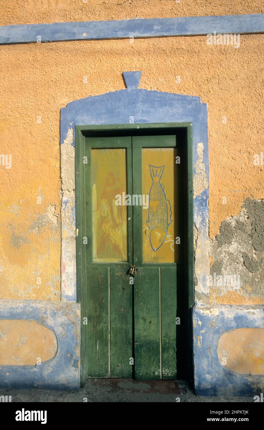 Antigua puerta mexicana en el centro de Celustun, Península de Yucatán, México Foto de stock