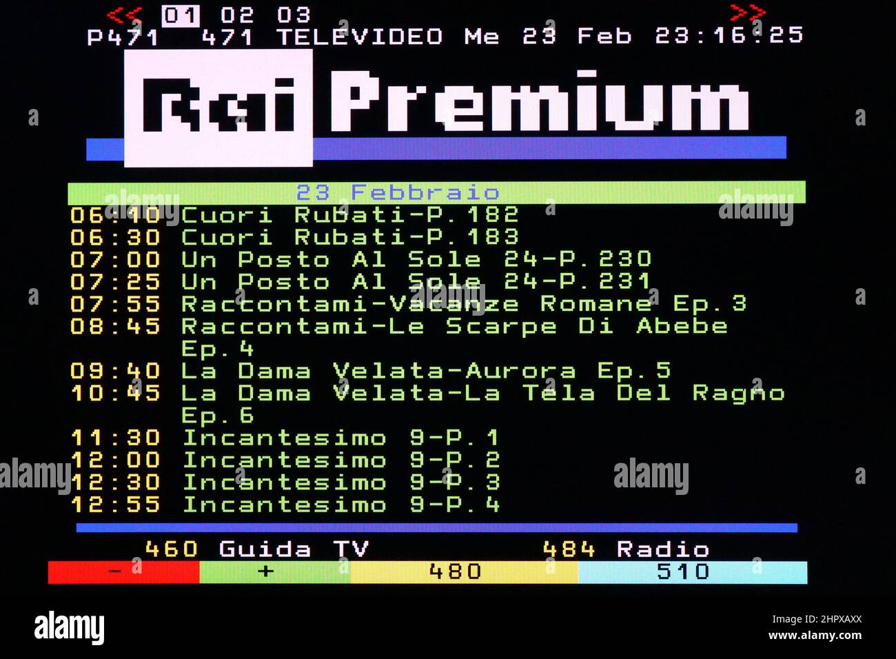 Vista DE TELETEXTO de una página Televisio RAI, emisión propiedad del  Estado italiano. Foto original con una sencilla vista gráfica de pantalla  de un color de tv vintage Fotografía de stock -