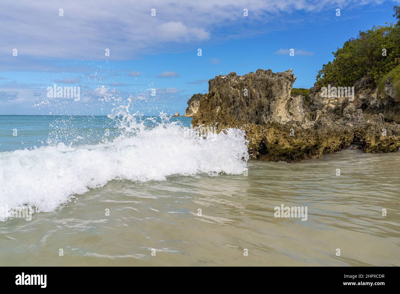 Hermosas olas salpicando rocas en la playa de Macao en Punta Cana, República Dominicana Foto de stock