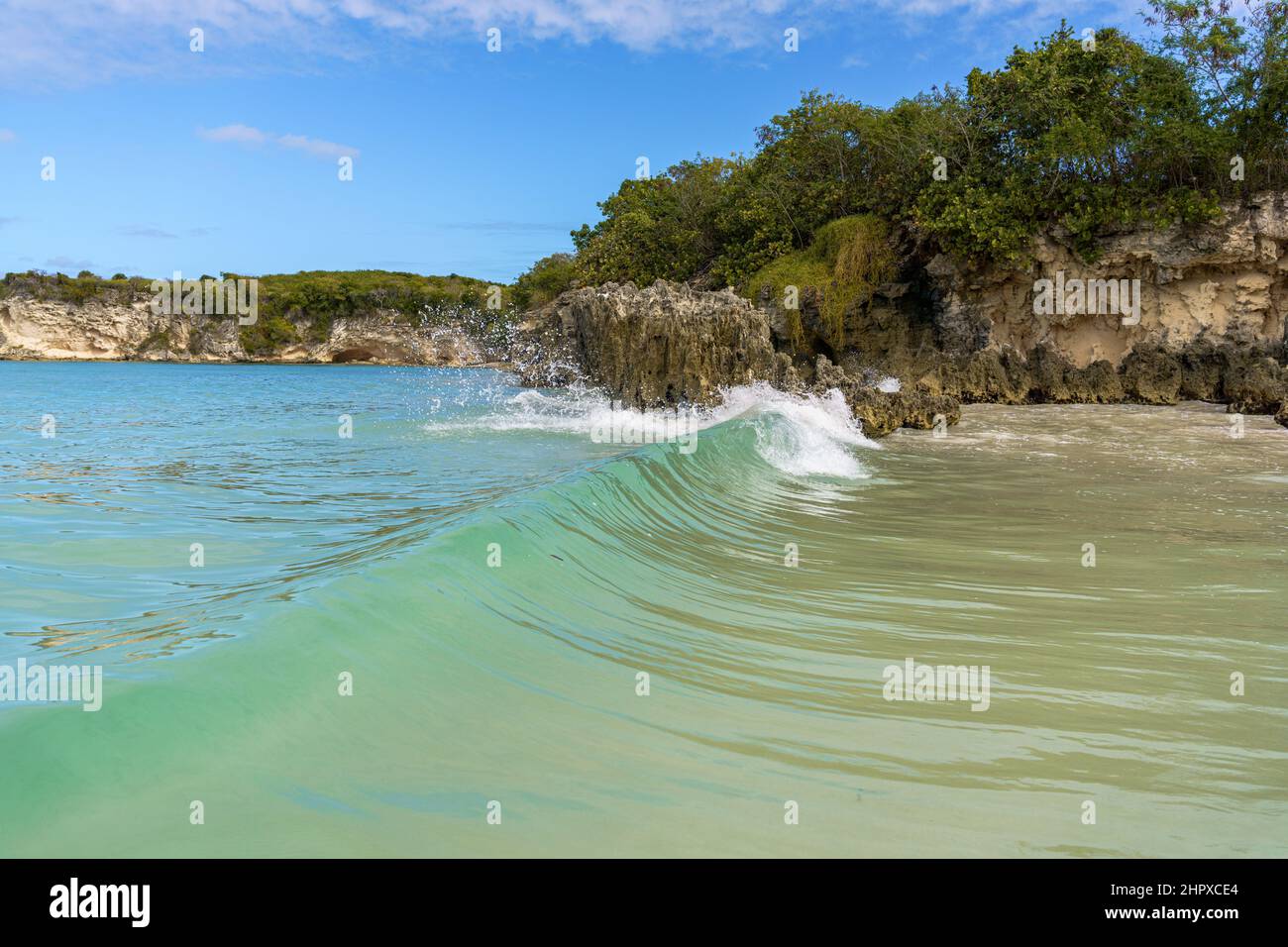 Playa de arena de Macao con un acantilado rocoso en Punta Cana, República Dominicana Foto de stock