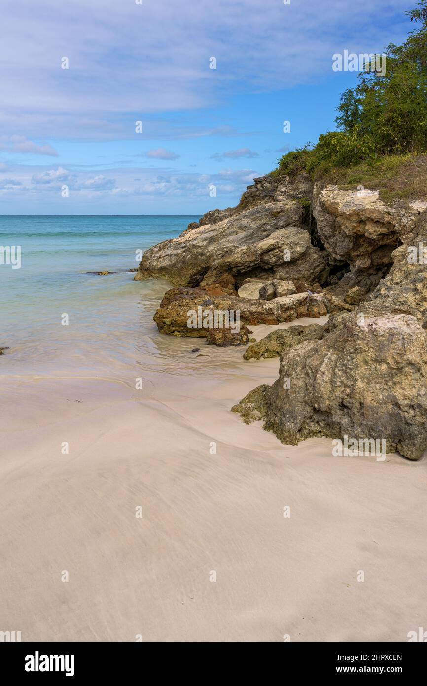 Playa de arena de Macao con un acantilado rocoso en Punta Cana, República Dominicana Foto de stock