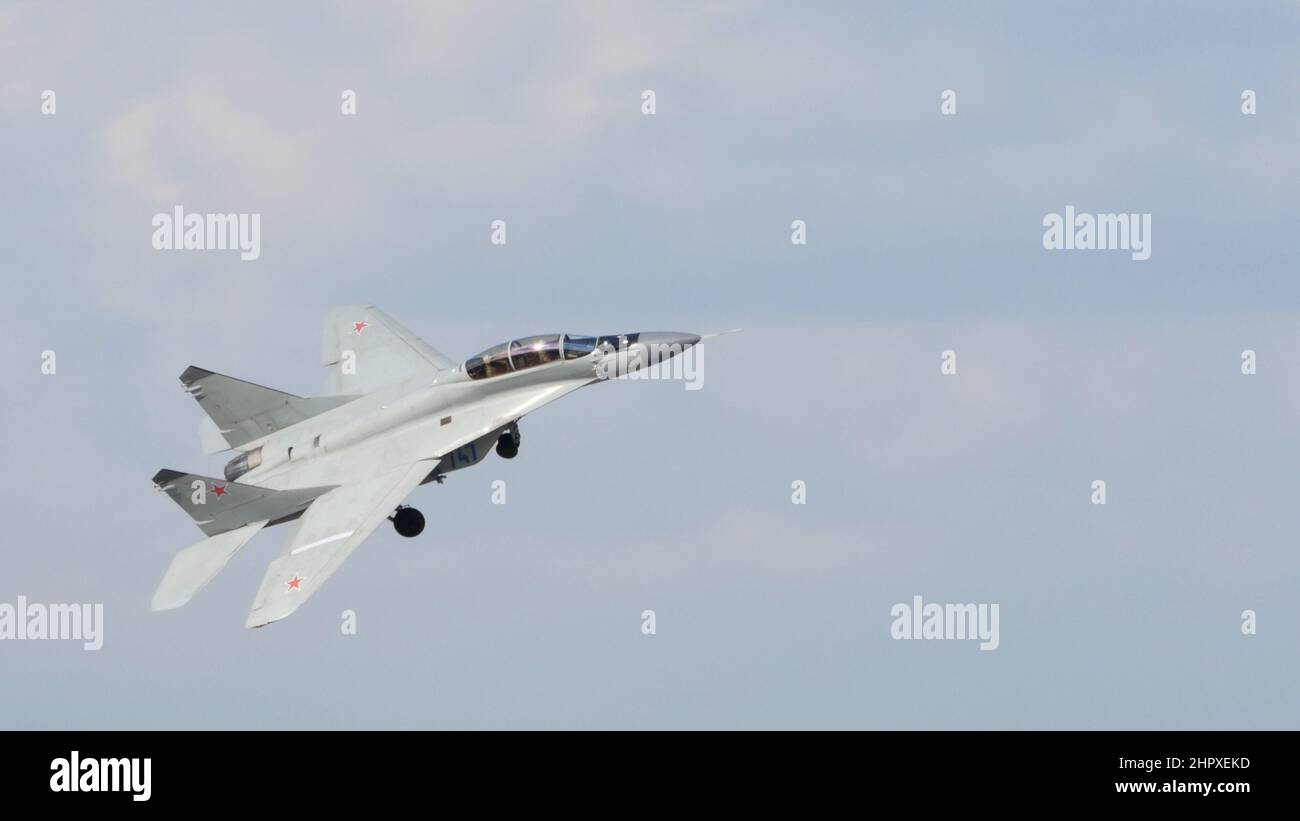 Moscú Rusia AGOSTO, 26, 2015 Moderno avión de combate de combate súper maniobrable de la Fuerza Aérea Rusa. Mikoyan MiG-35 Fucrum F Multirol avión de combate de la Fuerza Aérea Rusa Foto de stock