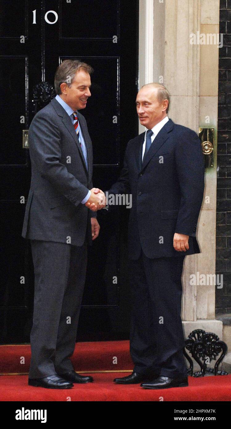 Foto del expediente del 5/1/2005, el Presidente de Rusia, Vladimir Putin, fue recibido por Tony Blair - Primer Ministro británico en ese momento - cuando llega al 10 Downing Street, Londres, para discutir el contraterrorismo el segundo día de la visita presidencial. Fecha de emisión: Jueves 24 de febrero de 2022. Foto de stock
