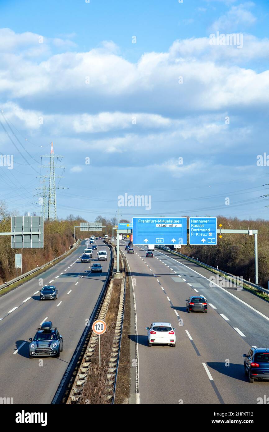 Vista a la autopista alemana A5 con reducción de velocidad a 120 km y