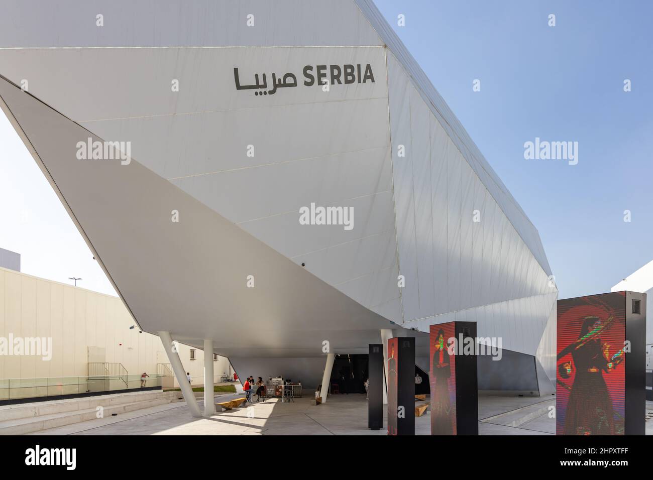 Pabellón de Serbia en el distrito de Movilidad de la Dubai EXPO 2020 en los Emiratos Árabes Unidos. Foto de stock