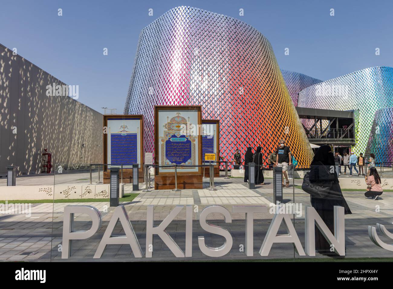 Hermosa y colorida fachada del Pabellón de Pakistán en el Distrito de Oportunidad en la Dubai EXPO 2020 en los Emiratos Árabes Unidos. Foto de stock