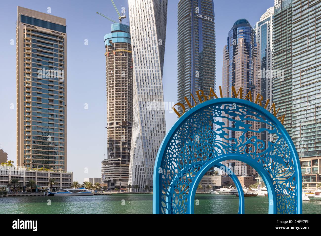 Dubai Marina señal con rascacielos en el fondo, Emiratos Árabes Unidos. Foto de stock