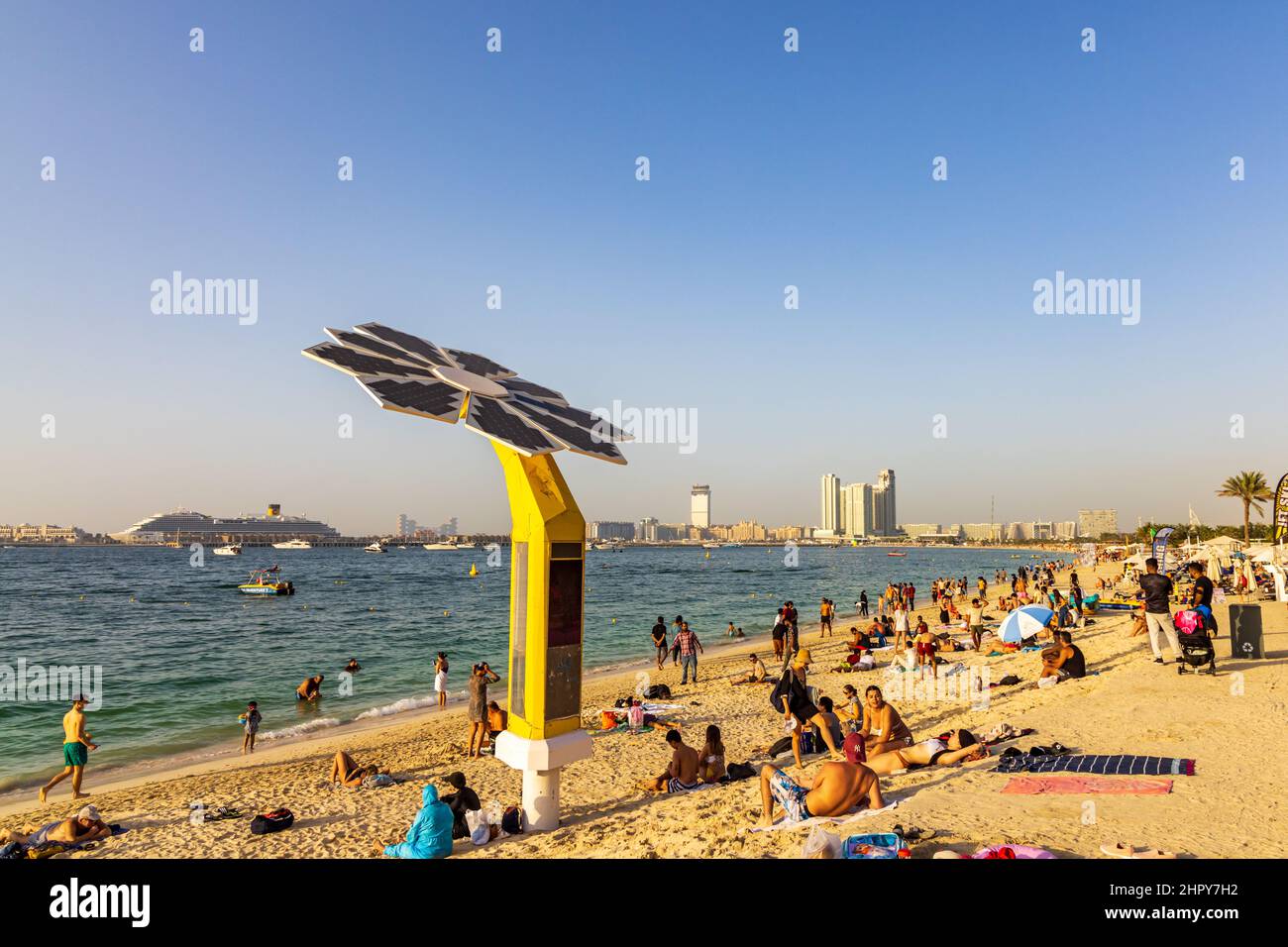 Dubai Marina Beach, Dubai, Emiratos Árabes Unidos Foto de stock
