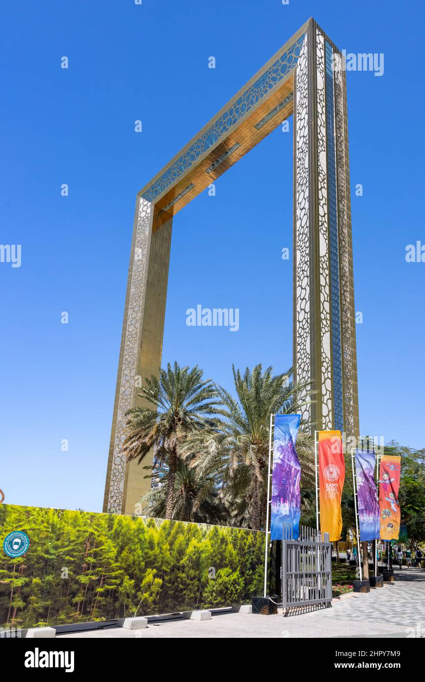 El marco de Dubai, una atracción turística y un punto de referencia en el parque Zabeel, con una plataforma de observación elevada, en Dubai, Emiratos Árabes Unidos. Foto de stock