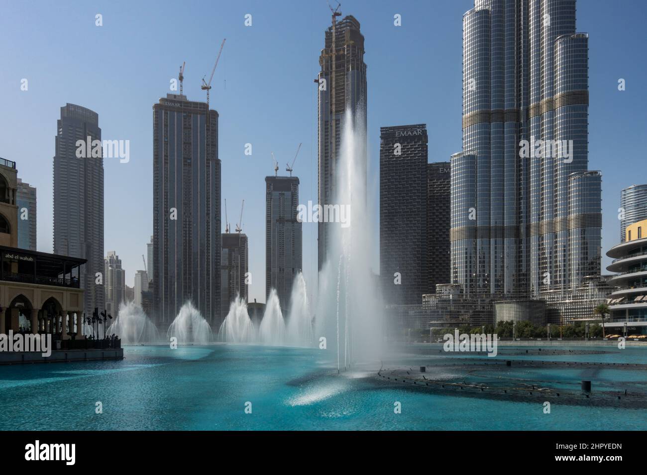 La famosa Fuente de Dubai, cerca del Burj Khalifa y del Dubai Mall. Foto de stock