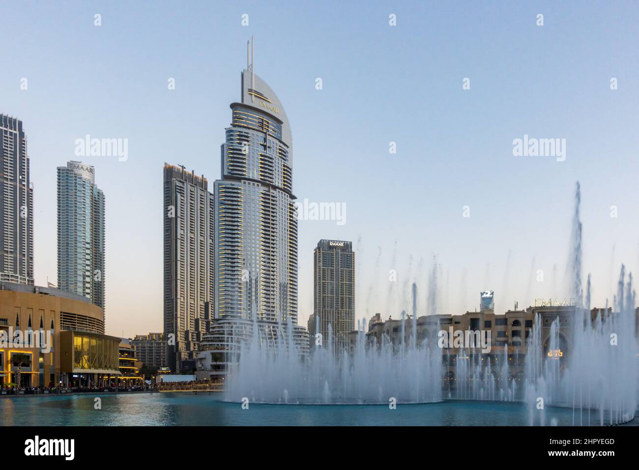 La famosa Fuente de Dubai, cerca del Burj Khalifa y del Dubai Mall. Foto de stock