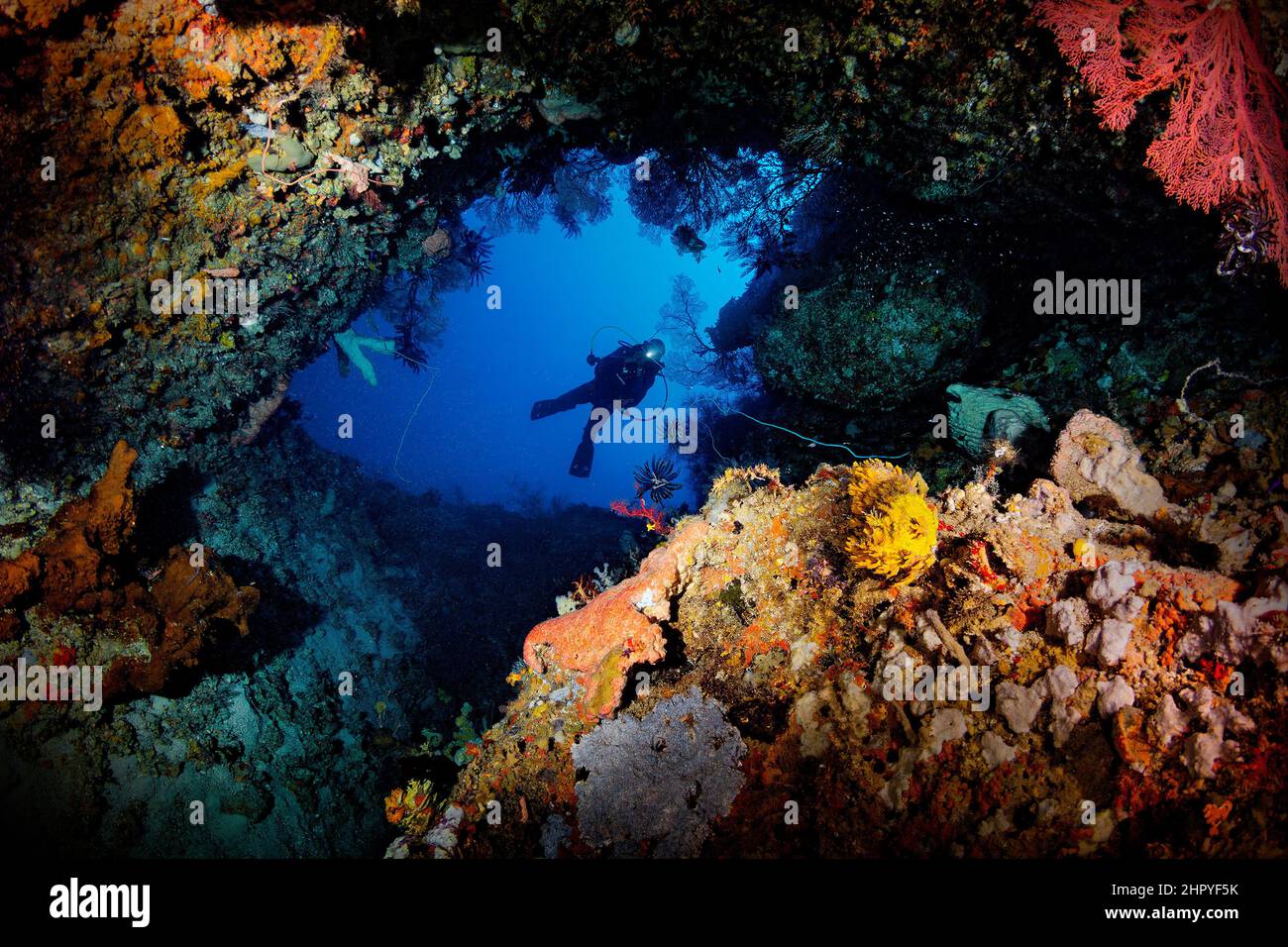 Un buzo dentro de la famosa cueva submarina de Galo-galo en la isla de Morotai Foto de stock