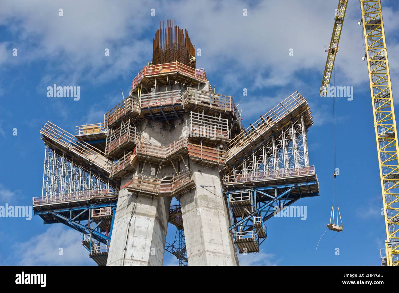 Trabajadores construyendo la Torre Central de Doble Mástil de la Espalda Principal, Puente del Puerto de Nuevo Corpus Christi. Foto de stock