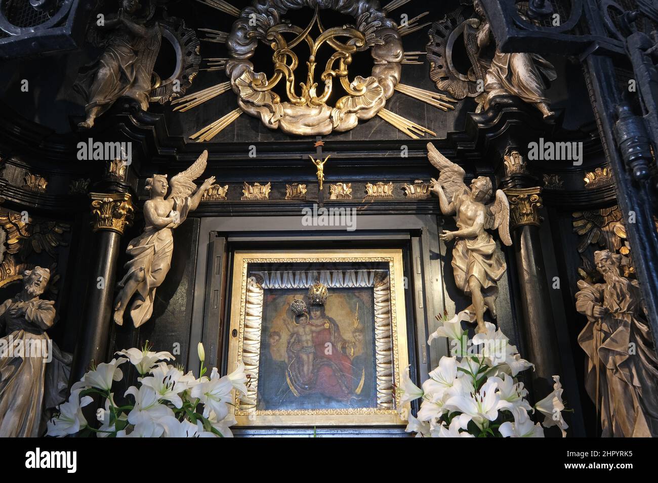 Altar de Nuestra Señora de la Kamenita Vrata en la capilla de Nuestra Señora de la Kamenita vrata (Puerta de Piedra) en Zagreb, Croacia Foto de stock
