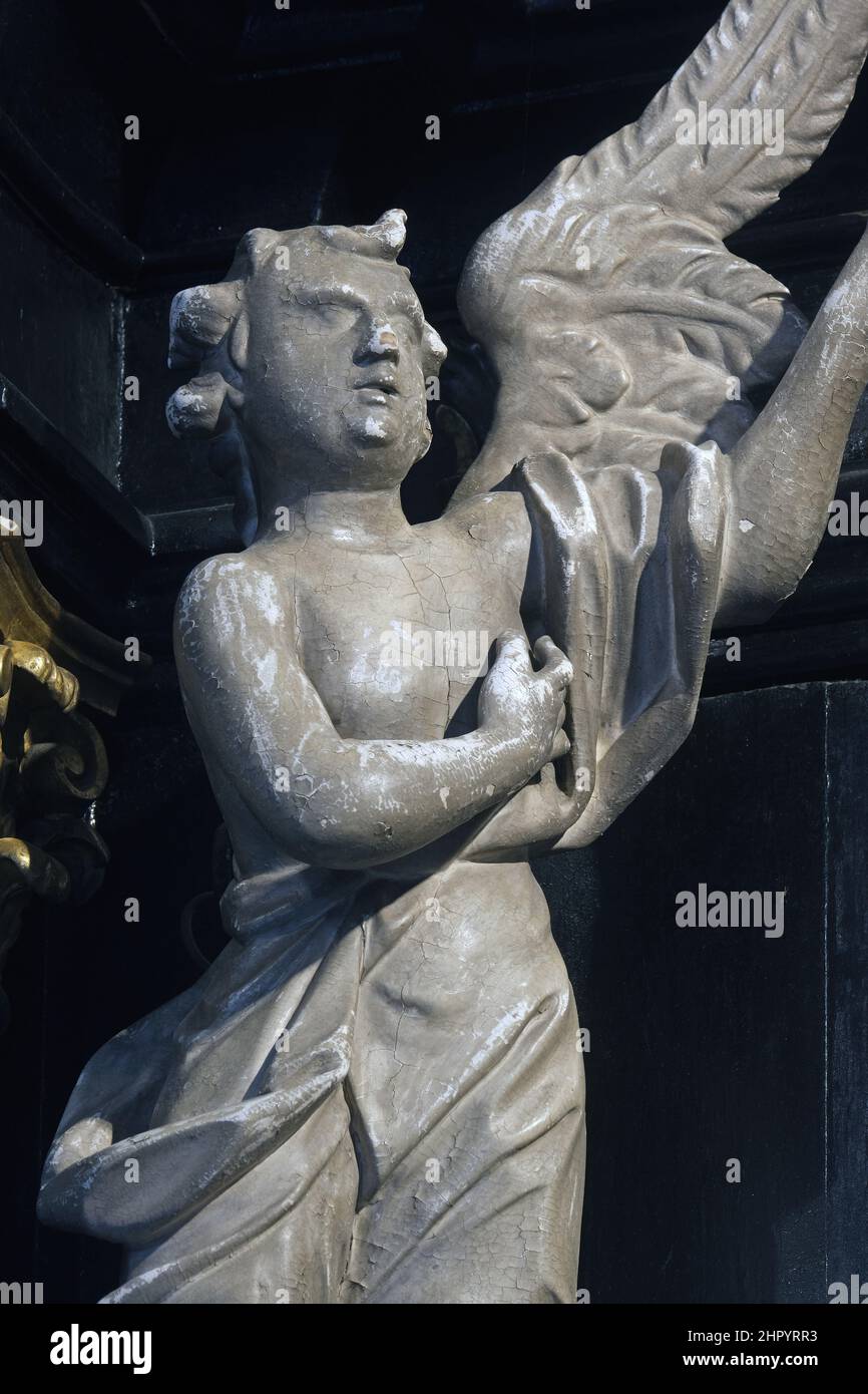 Estatua del ángel en la capilla de Nuestra Señora de la Kamenita vrata (Puerta de Piedra) en Zagreb, Croacia Foto de stock