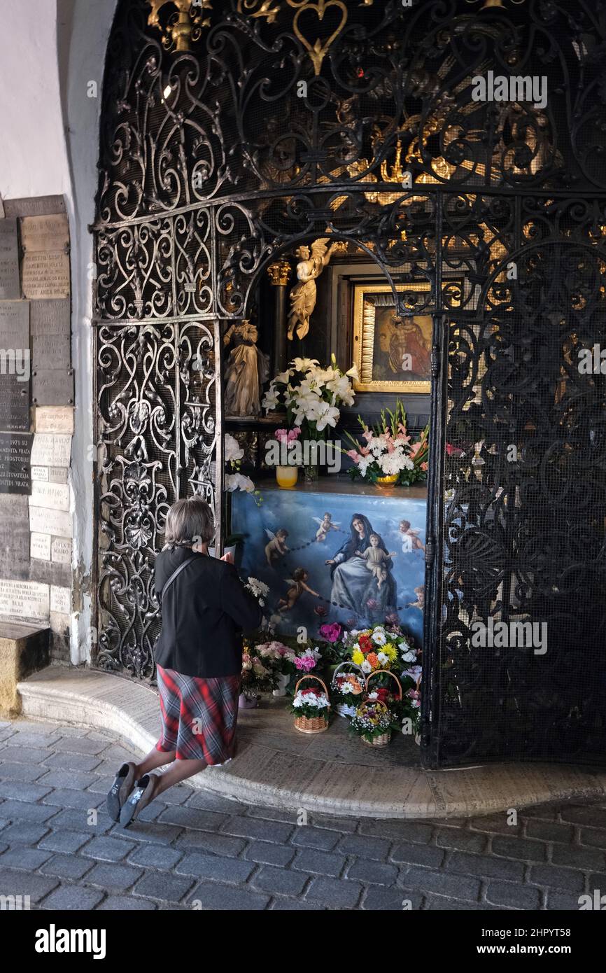Fieles en oración en la capilla de Nuestra Señora de la Kamenita vrata (Puerta de Piedra) en Zagreb, Croacia Foto de stock